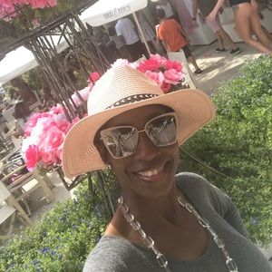 Meet your Posher, Monique